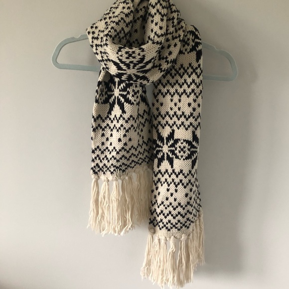 Forever 21 Fair Isle Pattern Knit Scarf - Picture 8 of 8